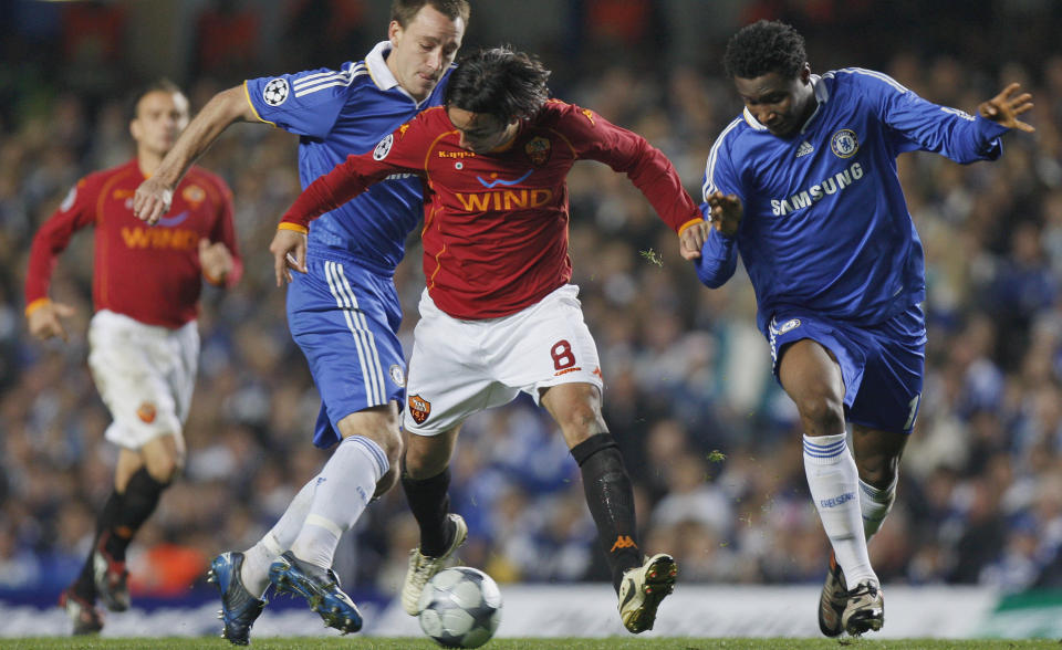 KLAR FOR ENGLAND: Dersom Alberto Aquilani best�r legesjekken i Liverpool, f�r han flere muligheter til � m�le krefter med John Terry og John Obi Mikel kommende sesong. Roma-spilleren koster trolig Liverpool rundt 200 millioner kroner. Foto: SCANPIX/AP/ Kirsty Wigglesworth