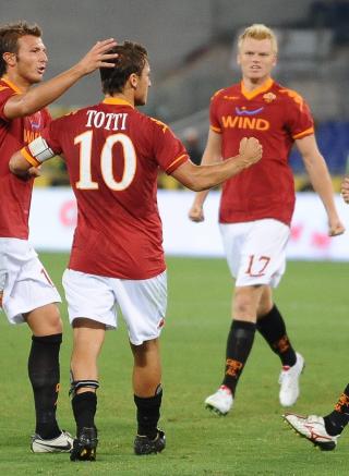 SKRYTER: John Arne Riise er full av lovord om lagkameraten, men Aquilani har ogs� f�tt kritikk i Italia. Roma-kaptein Francesco Totti skal blant annet ha mislikt 25-�ringens uttalelser om fascist-diktatoren Benito Mussolini. Foto: SCANPIX/EPA/ROBERTO TEDESCHI