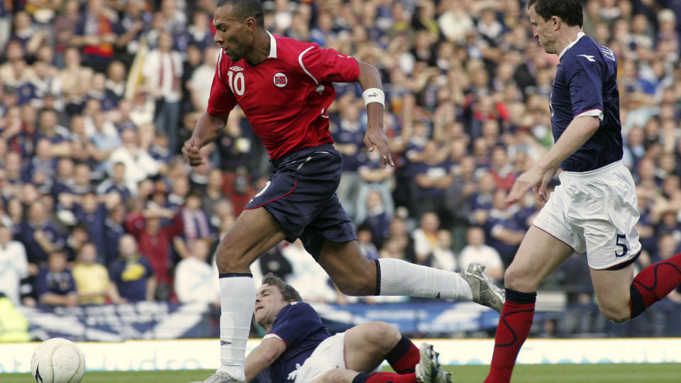 BLE BOSSET AV CAREW: David Weir (liggende) er vraket fra den skotske landslagstroppen mot Norge, fordi manager George Burley mener Carew sjefet med han i Glasgow i fjor h�st. Foto: AP/Martin Cleaver