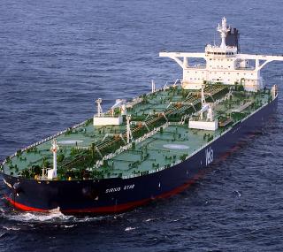 SUPERTANKER: Slike supertankere passerer det mange av langs kysten allerede. Dersom oljen fra Lofoten og Vester�len ilandf�res, er sjansen stor for at skipene g�r inn til land for � hente den med seg til markedene. En supertanker kan ta opp til 300 000 tonn r�olje. Foto: Ap