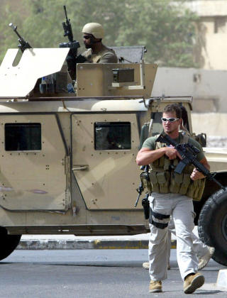 TUNGT BEV�PNET: Blackwater-vaktene ble bel�nnet for � ha tatt livet av sivile irakere, hevder tidligere vakter. Foto: AFP PHOTO/AHMAD AL-RUBAYE/Scanpix