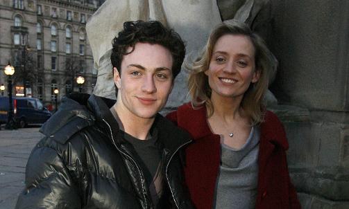 SPILLER JOHN LENNON: Her er Aaron Johnson, som skal spille John Lennon i filmen om hans unge �r. Bak st�r Anne-Marie Duff, som spiller moren Julia Lennon. Foto: AP Photo / Paul Thomas / Scanpix