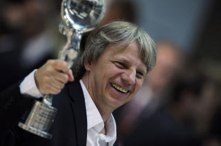 - FIKK ET NYTT SYN P� � BLI ELDRE: Filmregiss�r Andreas Dresen er aktuell med filmen �Den niende himmel� om et kj�rlighetsforhold mellom eldre. P� bildet mottar han prisen for beste regiss�r for filmen �Whisky mit Wodka� p� Karlovy Vary-filmfestivalen tidligere i sommer. Foto: AFP PHOTO / MICHAL CIZEK / SCANPIX