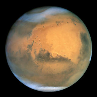 ISETE: Det er p�vist store mengder vannis blant annet ved polene p� Mars. Dette er steder hvor det er naturlig � lete etter livstegn. Foto: Scanpix/AP Photo/NASA Hubble Space Telescope