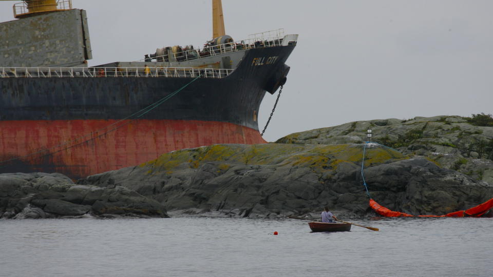  IKKE T�MT: Skipet Full City ligger fortsatt ved S�stein i Langesund. Foto: Torbj�rn Berg.