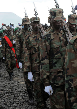 KONTROVERSIELL ALLIANSE: Rwandiske soldater poserer under en milit�rparade i Kongo. Foto: AFP PHOTO / LIONEL HEALING / Scanpix