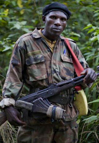 JAGET: En FDLR poserer for kameraet. Militsen var sammen med regjeringsh�ren Nkundas hovedfiender i borgerkrigen. Foto: REUTERS/Finbarr O'Reilly/Scanpix