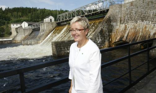 PRAKTEKSEMPEL:Senterparti-leder liv Signe Navarsete �pnet sin valgkamp med � trekke fram R�n�sfoss kraftverk i S�rum kommune i Akershus som et prakteksempel p� hvordan energi er fornybar. Foto:  Morten Holm / SCANPIX