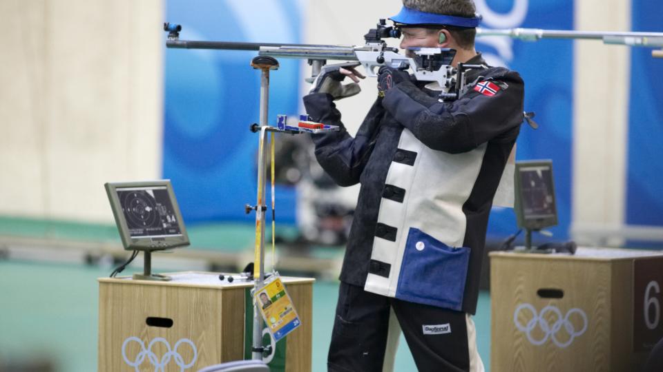 SKYTTERKONGE IGJEN: Vebj�rn Berg ble skytterkonge for andre �ret p� rad. 29-�ringen plaffet ned de maksimale hundre poengene p� skive �n. Her frA OL i Beijing. Foto: Cornelius Poppe / SCANPIX
