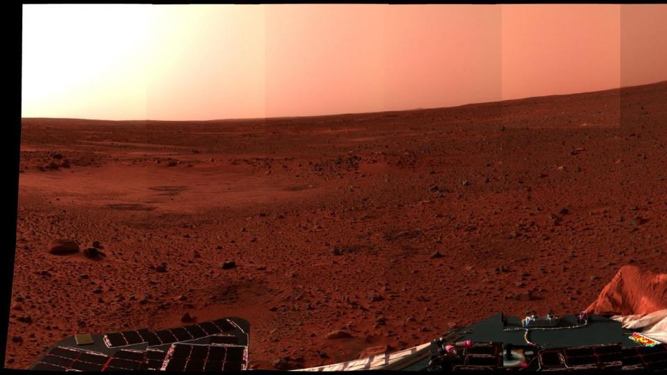 LIVLIG STED? Franske forskere mener forholdene p� Mars er langt vanskeligere enn tidligere antatt, og at det derfor ikke er muligheter for liv under overflata. Dette panoramabildet ble tatt av Mars-roveren Spirit i 2004. Foto: EPA/NASA/JPL/Cornell/Scanpix