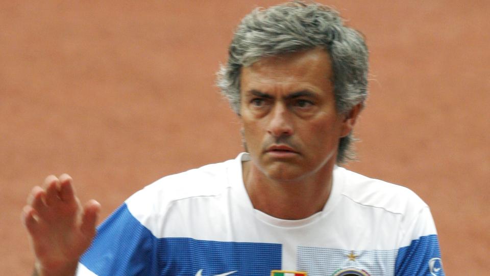 UNDRENDE: Jos� Mourinho sp�r seg hvorfor prisen p� Chelsea-spillerne skyter i v�ret s� snart det blir kjent at gamletreneren vil ha dem. Foto: Ng Han  / AP.