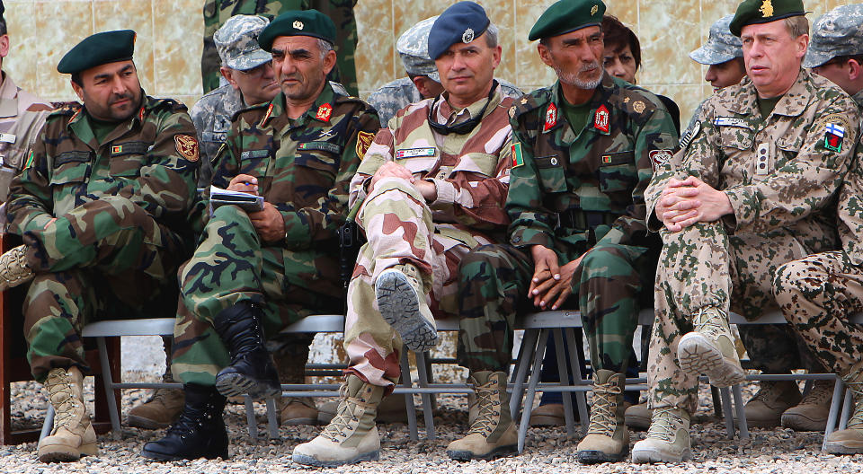 SAMARBEID: Oberst Fauske har siden januar hatt ansvaret for de 500 norske soldatene i ISAF. Her sammen med lederne for de lokale afghanske sikkerhetsstyrkene. Foto: Forsvaret