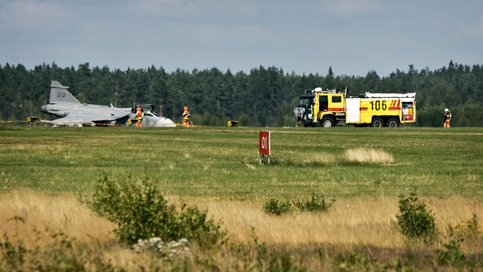 LANDET P� BUKEN:  Et Jas Gripen-fly begynte � brenne da det buklandet p� Kallinge-flyplass utenfor Ronneby i ettermiddag. Foto: Marie Petersson / BLT / SCANPIX