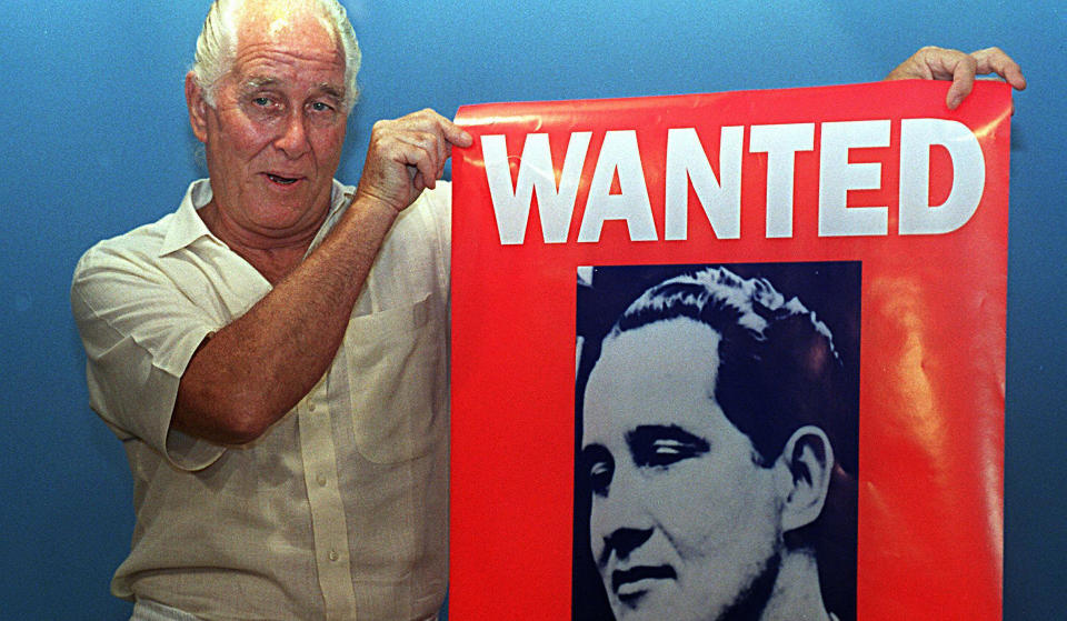R�MTE TIL BRASIL: Ronnie Bigs r�mte til Brasil i 1994. Her er han fotografert med en etters�kplakat av seg selv da han promoterte boka si Odd Man Out i 1994. Foto: AFP PHOTO/Scanpix