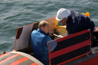 P� DYPT VANN: Forrige l�rdag var Putin helt nede p� 1400 meters dyp i Bajkalsj�en. Foto: AFP PHOTO / RIA NOVOSTI / POOL / ALEXEY DRUZHININ/SCANPIX