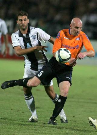 OPP AV SYKESENGA: Skadesituasjonen tvang Erik Hagen til � spille mot PAOK. Veteranen gjorde en grei figur mot et godt gresk lag. Foto: Pavlov Makridis / EPA.