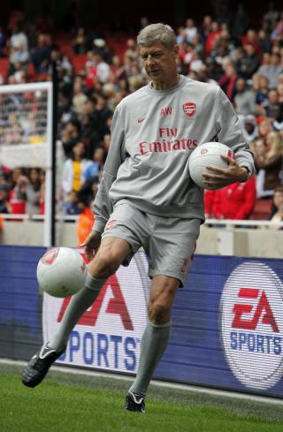 VURDERER TO: Arsene Wenger ser etter en defensiv og en offensiv forsterkning. Foto: Stefen Wermuth / EPA.