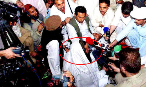 -DREPT:: Baitullah Mehsud (35), lederen for pakistanske Taliban. Dette bildet er fra en av de sjeldne pressekonferansene han har hatt. Bildet er fra mai 2008. Foto: EPA/STR/SCANPIX