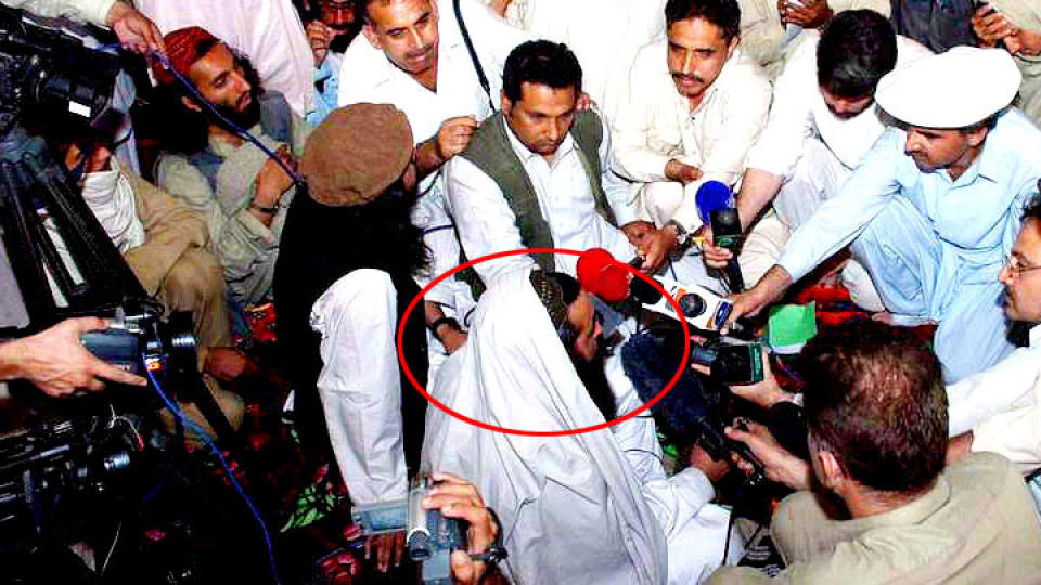 TALIBAN-LEDER: Baitullah Mehsud (35), lederen for pakistanske Taliban. Dette bildet er fra en av de sjeldne pressekonferansene han har hatt. Bildet er fra mai 2008. Foto: EPA/STR/SCANPIX