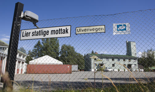  UTVIDER: Lier statlige asylmottak i Buskerud m� ogs� i sommmer utvide med telt inne p� leiromr�det for � g� plass til den �kende str�mmen av asyls�kere. Julitallene fra Utlendingsdirektoratet viser markert �kning fra juli i fjor. Foto: BERIT ROALD, SCANPIX.