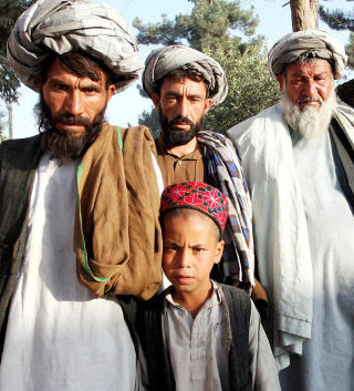 UTEN FAR: Khal Mohammad (9) s�ker tr�st hos familien etter at faren hans ble skutt av norske soldater. Foto: Anders S�mme Hammer
