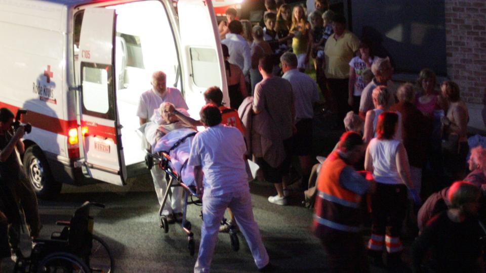NI PERSONER MISTET LIVET: Beboere ved Kanunnik Triest blir evakuerte av redningsmannskap. Foto: REUTERS/SCANPIX