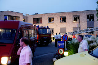 SYKEHJEMMET: Knuste vindu etter brannen. Foto: REUTERS/SCANPIX
