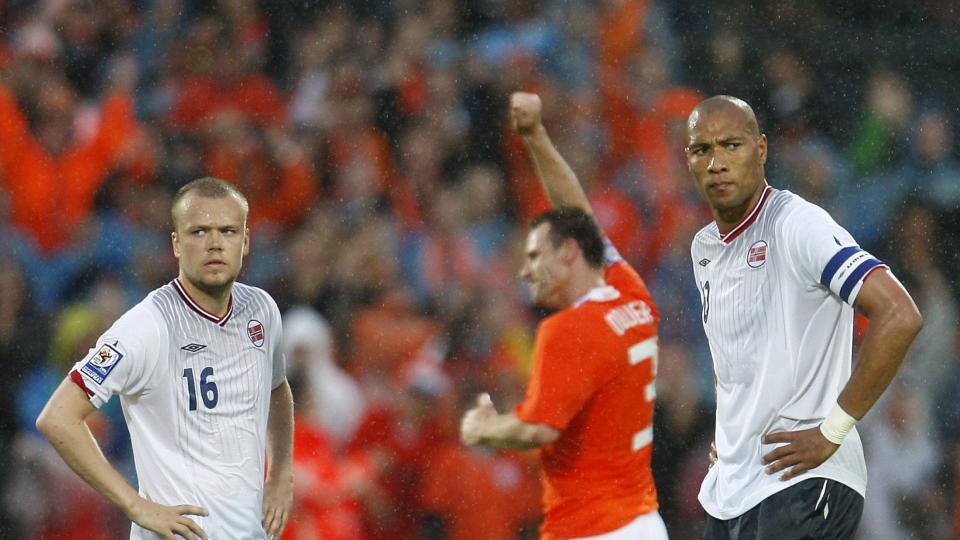 LEDET NORGE: John Carew hadde ingen lett oppgave som kaptein mot Nederland. Norge tapte 0-2. Foto: REUTERS/United Photos/Robin van Lonkhuijsen