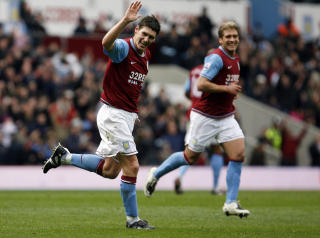 LEDIG STILLING: Villa m� finne seg en ny kaptein etter salget av Gareth Barry (t.v). Stilian Petrov (t.h) er en av de som er aktuelle. Foto: AP/Simon Dawson