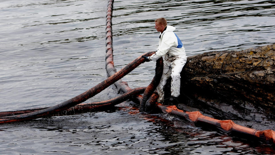 OPPRYDDNING: Oppryddning av oljes�l ved Krogshavn etter det havarerte bulkskipet Full City utenfor Langesund.
Foto: Stian Lysberg Solum / SCANPIX