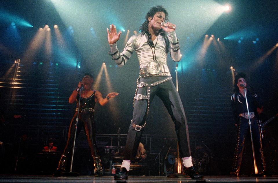 HADDE MANGE SANGER LIGGENDE: Familien til Michael Jackson var kjappe med � sikre seg han uutgitte sanger. Her er stjernen avbildet p� sin Bad-turn� i 1988. Foto: AP Photo/Alan Greth/Scanpix