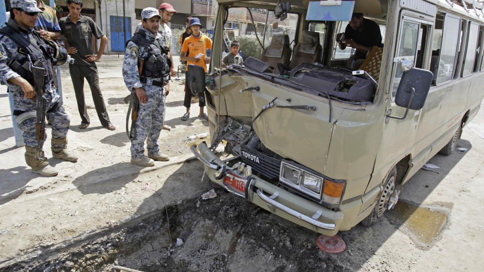 30 DREPT: Irakiske politimenn sikrer omr�det der en bilbombe gikk av utenfor en mosk� n�r Mosul nord i Irak. Foto: AP Photo/Karim Kadim