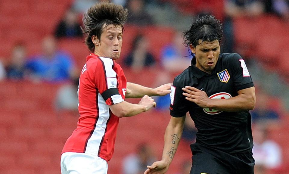 SKADD IGJEN: Arsenals skadeforfulgte midtbaneelegant Tomas Rosicky (t.v.) mister seriestarten med en l�rskade. Tsjekkeren har allerede v�rt skadet i halvannet �r, men spilte i tre av Arsenals oppkj�ringskamper - blant annet mot Atletico Madrid og Sergio Aguero (t.h.).Foto: SCANPIX/EPA/ANDY RAIN