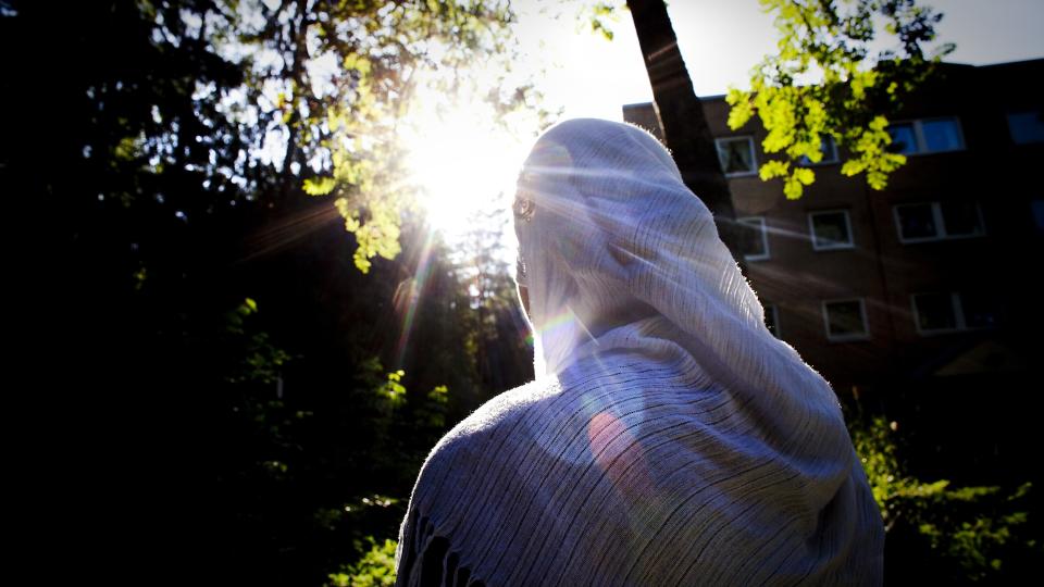 IKKE R�D TIL SKOLEB�KER: Nawal (22) har jobbet som sommervikar i markedsanalysebedriften Berent i juni og juli i �r. Hun klarer ikke en gang � finansiere skoleb�kene for h�stens semester p� Universitetet i Oslo med det hun har tjent. Foto: Bj�rn Langsem