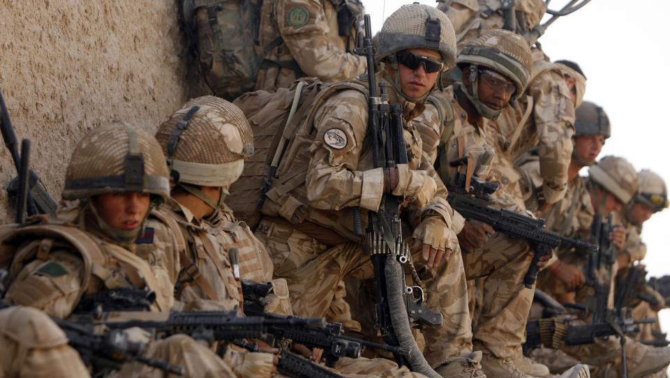 FEM DREPT: Fem britiske soldater ble drept av en afghansk politimann mens de drev oppl�ring av politimenn. Her venter en gruppe britiske soldater i den urolige Helmand-provinsen. Foto: REUTERS/Omar Sobhani/SCANPIX