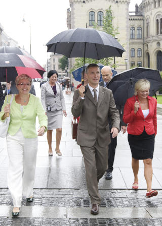UENIGE I OLJEPOLITIKKEN: Arbeiderpartileder Jens Stoltenberg, SV-leder Kristin Halvorsen  (til h.) og Sp-leder Liv Signe  Navarsete i Oslo.  Foto: Cornelius Poppe / SCANPIX