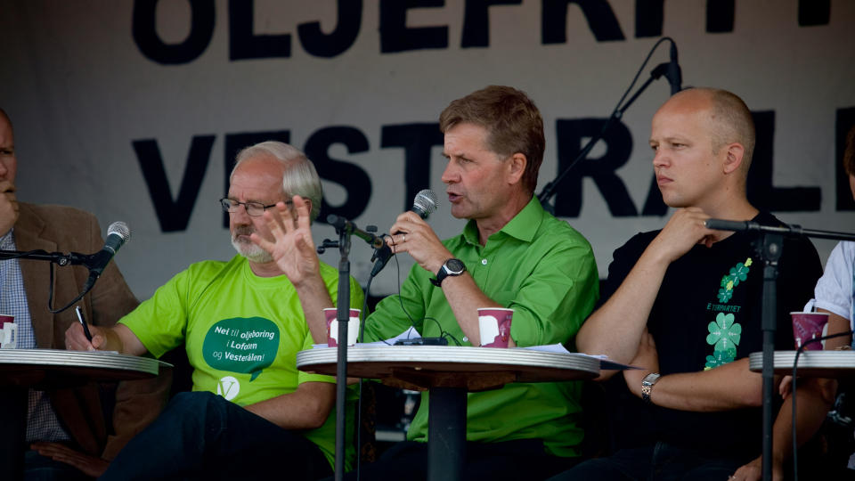 SKULDER VED SKULDER: Under g�rsdagens debatt om oljeutvinning i Lofoten og Vester�len var Senterpartinestleder Trygve Slagsvold Vedum og milj�vernminister Erik Solheim (SV) tydlige p� at de vil gj�re alt for � hindre en �pning av omr�dert for oljeboring de neste fire �rene. Foto: Jo Straube.