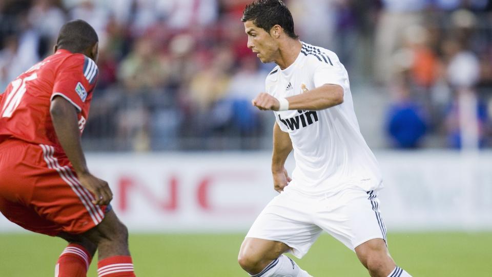 SCORET: Cristiano Ronaldo scoret igjen for Real Madrid. Allerede etter halvtimen spilt, ledet storklubben 3-0 over Toronto. Her i duell med Toronto-forsvarerMarvell Wynne. Frank Gunn / AP.