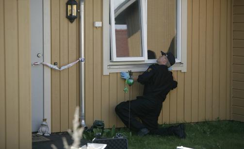 HAR STARTET �STEDSUNDERS�KELSER:  Politiet unders�ker utenfor en leilighet. Foto: TORBJ�RN GR�NNING/DAGBLADET