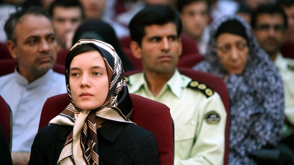 TILTALT: Den franske akademikeren Clotilde Reiss sitter sammen med andre tiltalte i en iransk rettssal i Teheran l�rdag. Hun er tiltalt for spionvirksomhet og deltakelse i demonstrasjonene etter det mye omstidte presidentvalget. Foto: REUTERS/SCANPIX