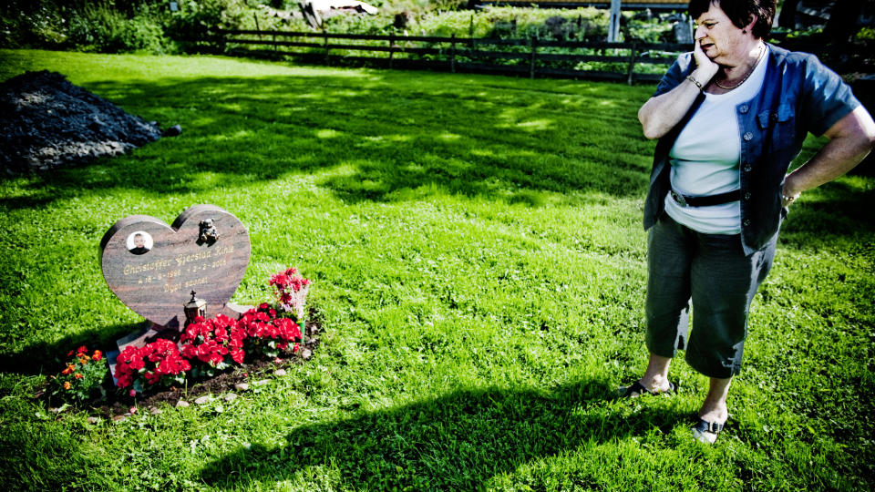 SISTE HVILE: If�lge dommeren var Christoffers siste tid et helvette. Han ble bare �tte �r gammel. Men heller ikke i d�den f�r han fred. Trist registrerer mormor Ragnhild Gjerstad at graven i forrige uke ble utsatt for h�rverk - igjen. Av hensyn til en forest�ende begravelse har hun ryddet og beplantet grava p� nytt. Foto: Thomas Rasmus Skaug