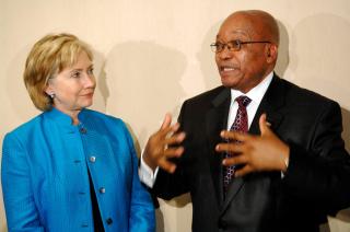 KONTROVERSIELL: S�r-Afrikas president Jacob Zuma m�tte Clinton i dag. Foto: EPA/ELMOND JIYANE / SOUTH AFRICAN GOVERNMENT / HANDOUT / Scanpix