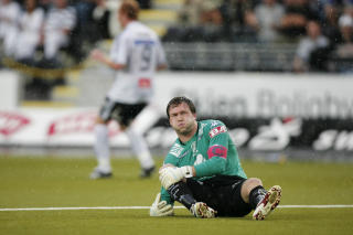 UTNYTTET SKADEN: Peter Kov�cs scoret mens H�kon Opdal vred seg i knesmerter. Foto: Stian Lysberg Solum / SCANPIX