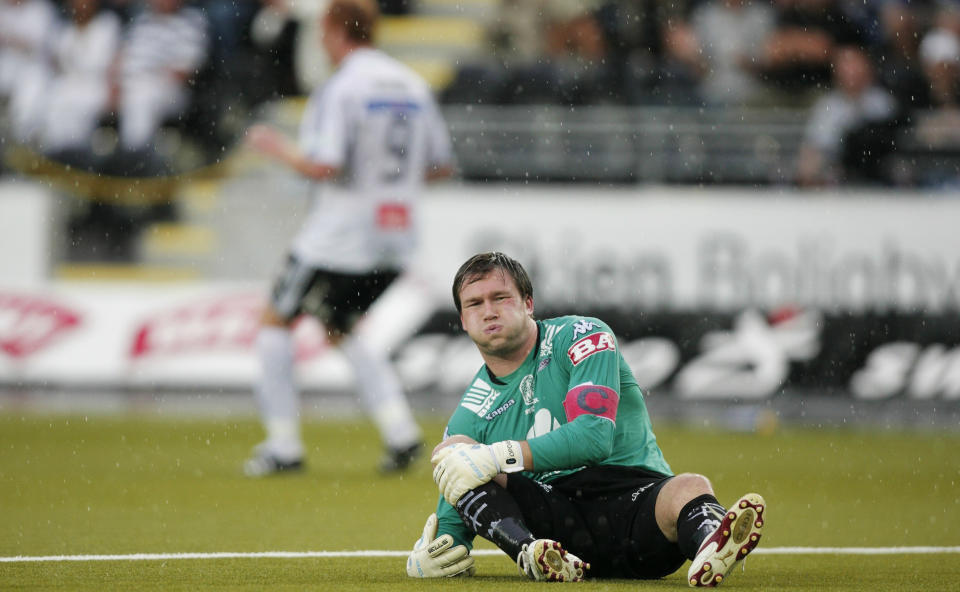 KONTROVERSIELT: Branns m�lvakt H�kon Opdal vrir seg i smerter mens Peter Kovacs (bak) har satt inn 2-0 til Odd under cupkampen mellom Odd og Brann p� Skagerak Arena i Skien l�rdag kveld.
Foto: Stian Lysberg Solum / SCANPIX