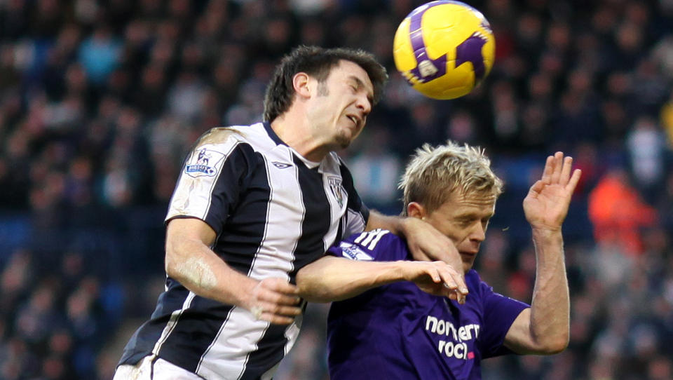 NY HVERDAG: Damien Duff (t.h.) scoret Newcastles m�l i serie�pningen mot WBA. Her er iren i aksjon mot Carl Hoefkens under fjor�rets oppgj�r mellom lagene p� The Hawthorns - den gang i Premier League.Foto: SCANPIX/AP Photo/Simon Dawson
