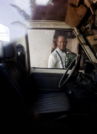 DREPT I DENNE BILEN: Etterforskningsleder Roger Wavara foran bilen som Tjostolv Moland og Joshua French leide i Kisangani. Det var i dette setet sj�f�ren Abeidi Kasongo ble skutt og drept p� kloss holde den sjebnesvangre natta tidligere i �r. Foto: Espen R�st / Dagbladet