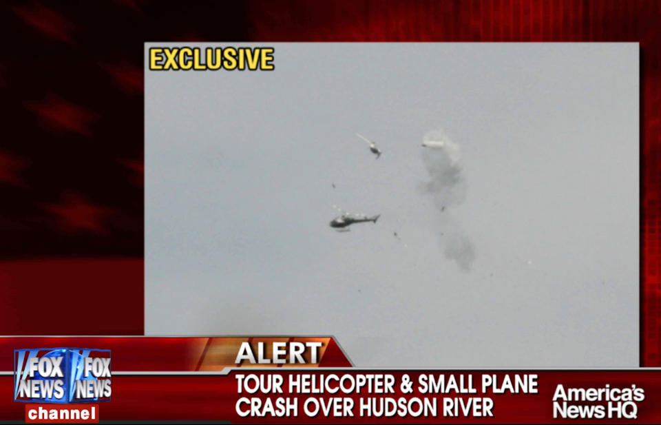 LUFTKRASJ: Ni personer omkom da turisthelikopteret kolliderte med et sm�fly over Hudson-elven i New York. Foto: FOX NEWS/Scanpix