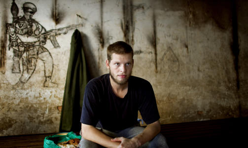 MEDTILTALT: Joshua French (27) m� kanskje vente som f�lge av at milit�rretten i Kisangani ikke har penger � legge ut for � betale leien til rettslokalene.
