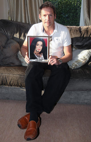 JEG DONERTE SPERM: Mark Lester (51) var n�r venn med Michael Jackson og sier popstjerna ikke kunne gj�re sin kone gravid, verken p� den naturlige m�ten eller ved kunstig inseminasjon. - Han var ikke homofil, men aseksuell, hevder Lester, som tror han er den biologiske faren til Jacksons datter. Foto: SCANPIX/AP photo/Simon Dawson