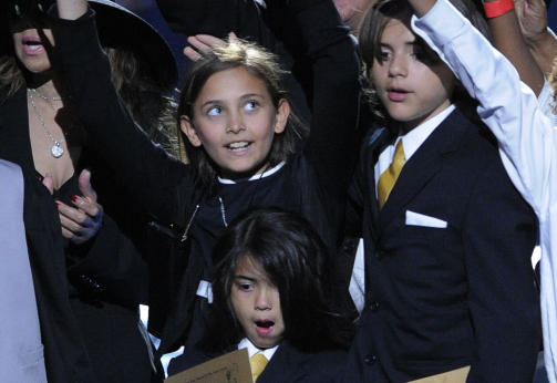 MICHAELS TRE BARN: Paris Jackson til venstre, Prince Michael Jackson I til h�yre og Prince Michael Blanket Jackson II p� scenen under minneh�ytideligheten for faren. Foto: SCANPIX/AFP PHOTO / Mark J. Terrill / POOL